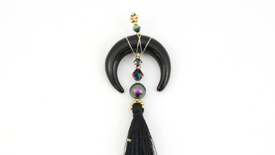 Sautoir Corne Demi Lune noire Perle iridescent purple : Etape 5