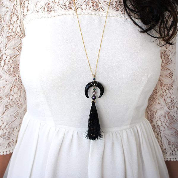 Sautoir Corne Demi Lune noire Perle iridescent purple