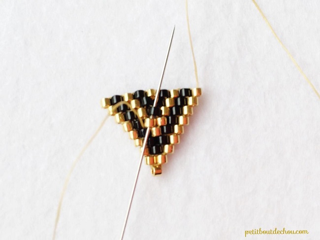 Sautoir fanions en tissage brick stitch en perles Miyuki de Petit bout de chou : Etape 12