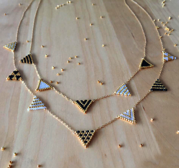 Sautoir fanions en tissage brick stitch en perles Miyuki de Petit bout de chou