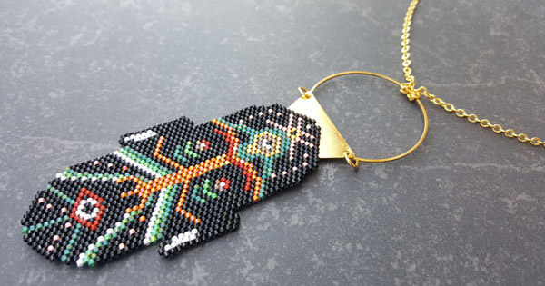 Sautoir DIY masque africain en tissage brickstitch avec des perles Miyuki Delicas