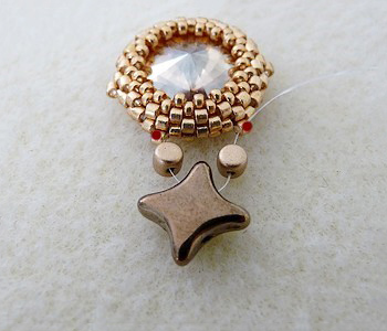 Tutoriel pendentif pompon DIY avec des perles en verre Star Beads Amos Minos et perles Miyuki Delicas