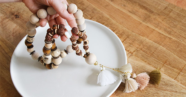 Tuto Collier Sautoir Fantaisie Bois Graines Végétales et Pompons Bohème Tuto Collier Sautoir Fantaisie Bois Graines Végétales et Pompons Bohème