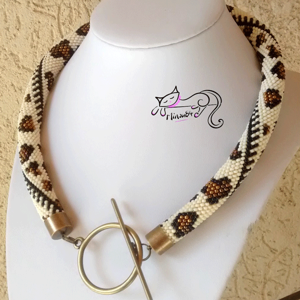 Collier spirale au crochet en mailles serrées rocailles motif léopard