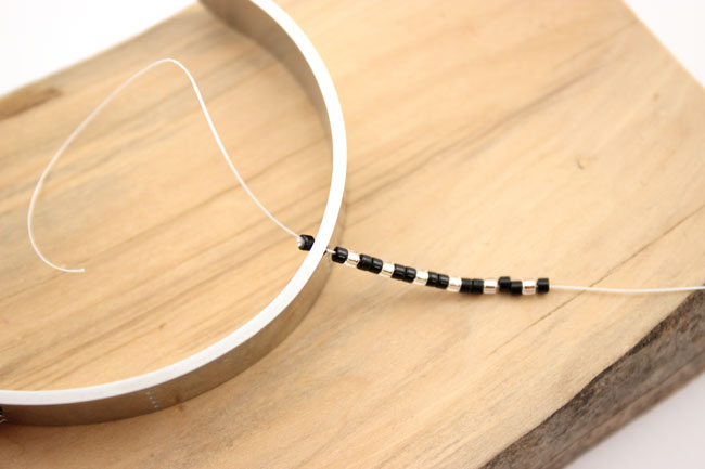 Bracelet jonc tissé Miyuki motif damier cabochon Onyx : Etape 2