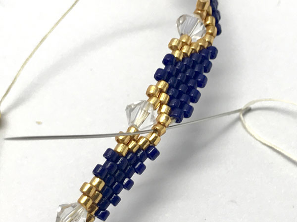 Bracelet bangle DIY tissage peyote circulaire avec des perles Miyuki Delicas : Etape 16