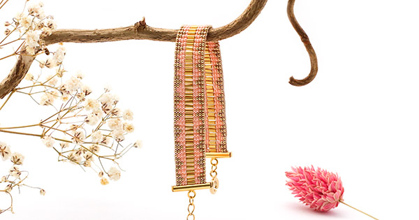 Bracelet tissé rose en rocailles Miyuki 15/0 et Bugles Bracelet tissé rose en rocailles Miyuki 15/0 et Bugles