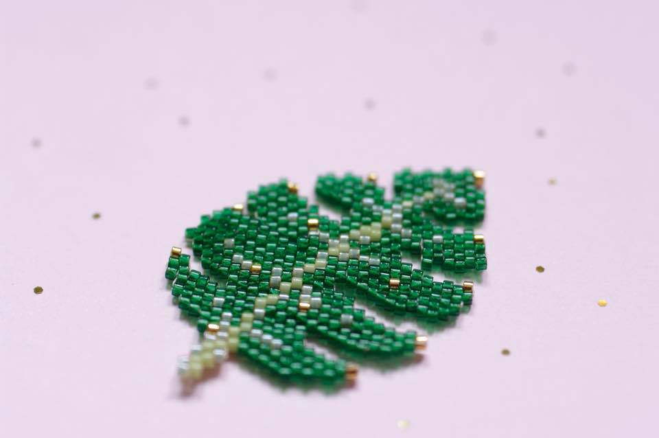 Tutoriel DIY facile tissage brickstitch feuille tropicale Monstera en perles Miyuki Delicas par Lovelyoupi