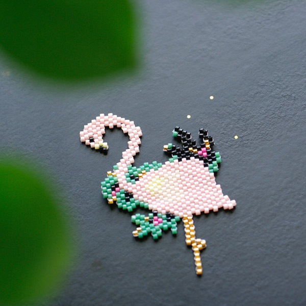 DIY Tissage brick stitch flamant rose en perles Miyuki Delicas par Lovelyoupi