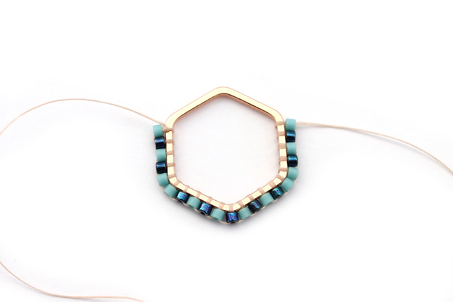 Créoles Tissage Brick Stitch Miyuki deux intercalaires : Etape 2