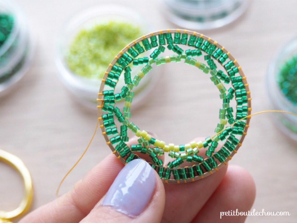 Pendentif cercle mandala en tissage brick stitch en perles Miyuki de Petit bout de chou : Etape 6
