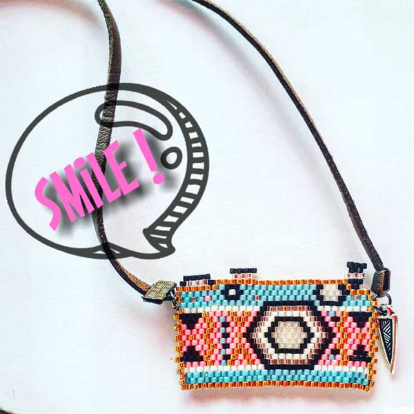 Tissage brick stitch motif appareil photos en perles de verre Miyuki Delicas