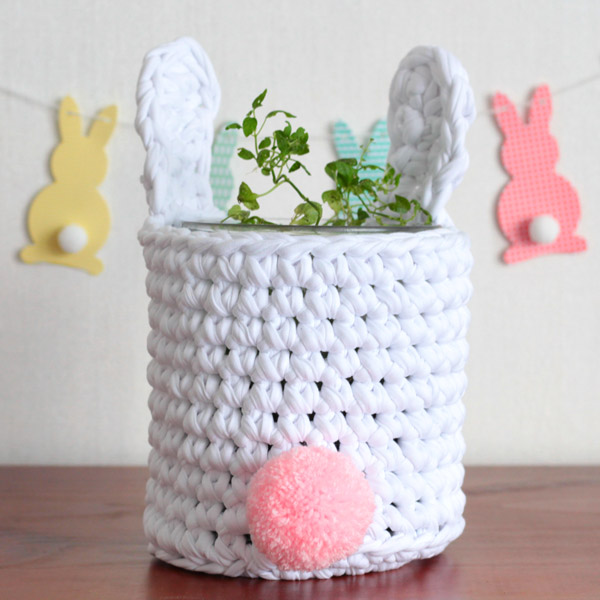 Cache pot lapin en fil trapilho hoooked DMC au crochet par Caticoud