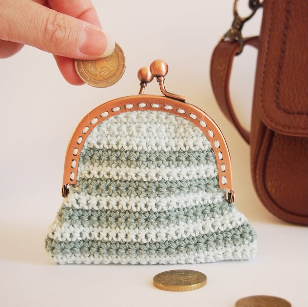 Porte-monnaie en crochet avec un fermoir à boules