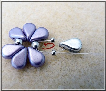 Bracelet Connie en perles en verre Amos®, Bugles Miyuki et PureCrystal Crystal Mesh : Etape 4