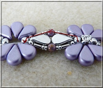 Bracelet Connie en perles en verre Amos®, Bugles Miyuki et PureCrystal Crystal Mesh : Etape 20