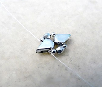 Bracelet des Copines en perles en verre Amos® et lacet liège double : Etape 2