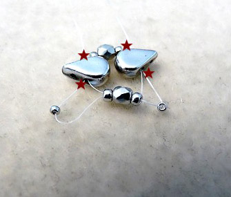 Bracelet des Copines en perles en verre Amos® et lacet liège double : Etape 3