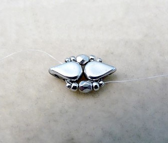 Bracelet des Copines en perles en verre Amos® et lacet liège double : Etape 4