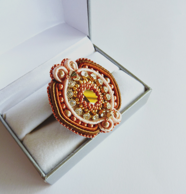 Bague en soutache avec cabochon PureCrystal et rocaille Miyuki