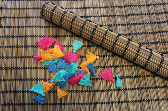 pompons color&eacute;s pour customiser des sets de table