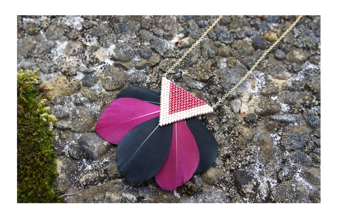 Sautoir tissage Brick Stitch motif triangle avec des plumes : Etape 7