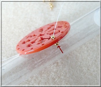 Pendentif Cheyenne intercalaire ajouré en plexiglas avec des perles en verre par Puca : Etape 3