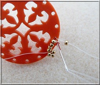 Pendentif Cheyenne intercalaire ajouré en plexiglas avec des perles en verre par Puca : Etape 10