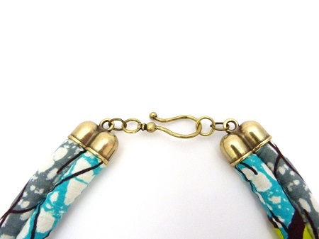 Collier en tissu wax et coquillages cauris pour l'été : Etape 6