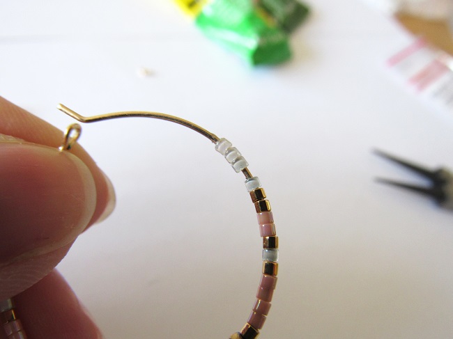 DIY facile - Créoles en Gold Filled et perles Miyuki Delicas : Etape 4