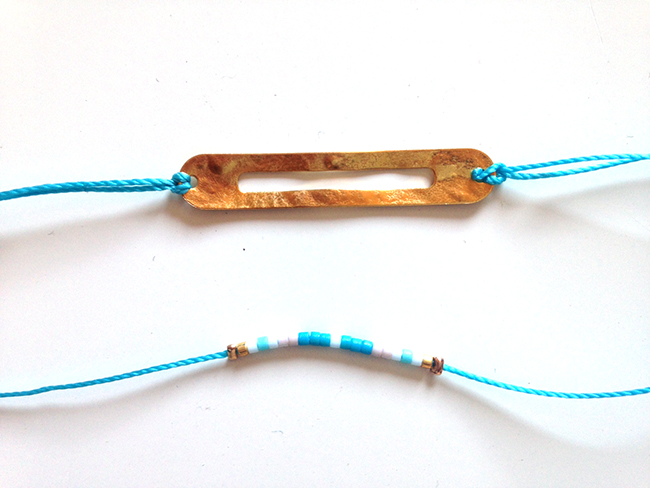 Bracelet fin avec intercalaire rectangle doré et perles Miyuki Delicas : Etape 2 Bracelet fin avec intercalaire rectangle doré et perles Miyuki Delicas : Etape 2