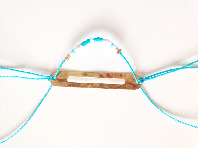 Bracelet fin avec intercalaire rectangle doré et perles Miyuki Delicas : Etape 3 Bracelet fin avec intercalaire rectangle doré et perles Miyuki Delicas : Etape 3