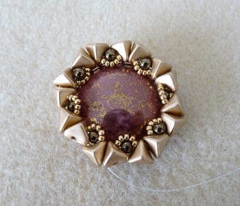 Pendentif Camilla avec cabochon, perles SuperKhéops® et Arcos® by Puca® : Etape 19