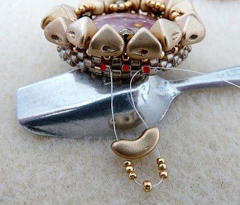 Pendentif Camilla avec cabochon, perles SuperKhéops® et Arcos® by Puca® : Etape 22