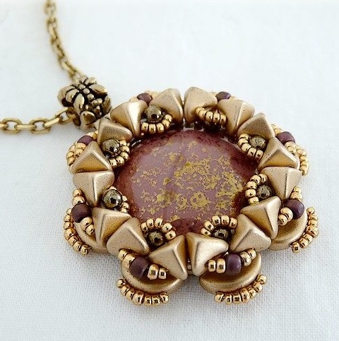 Pendentif Camilla avec cabochon, perles SuperKhéops® et Arcos® by Puca®