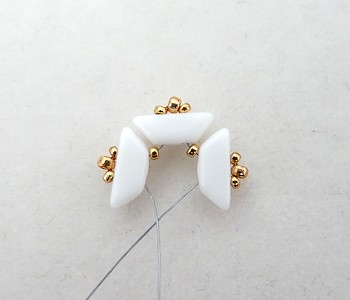 Bracelet avec perles Tinos®, Arcos®, Pinch, toupies PureCrystal® et Strass Mesh : Etape 3