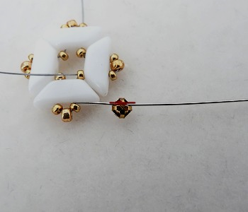 Bracelet avec perles Tinos®, Arcos®, Pinch, toupies PureCrystal® et Strass Mesh : Etape 5