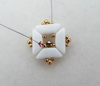 Bracelet avec perles Tinos®, Arcos®, Pinch, toupies PureCrystal® et Strass Mesh : Etape 6