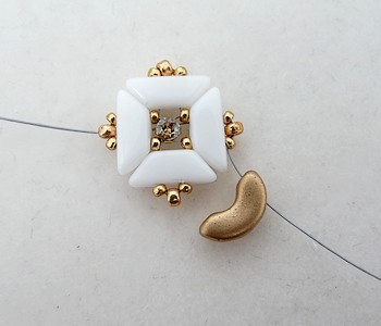 Bracelet avec perles Tinos®, Arcos®, Pinch, toupies PureCrystal® et Strass Mesh : Etape 9