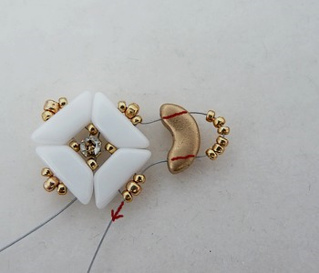 Bracelet avec perles Tinos®, Arcos®, Pinch, toupies PureCrystal® et Strass Mesh : Etape 10