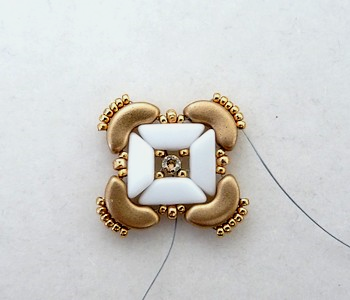 Bracelet avec perles Tinos®, Arcos®, Pinch, toupies PureCrystal® et Strass Mesh : Etape 11