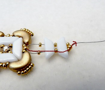 Bracelet avec perles Tinos®, Arcos®, Pinch, toupies PureCrystal® et Strass Mesh : Etape 13