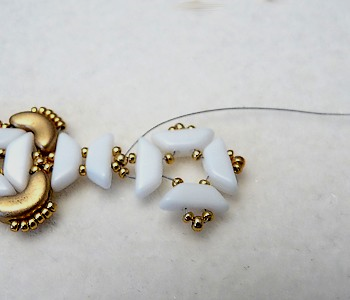 Bracelet avec perles Tinos®, Arcos®, Pinch, toupies PureCrystal® et Strass Mesh : Etape 15