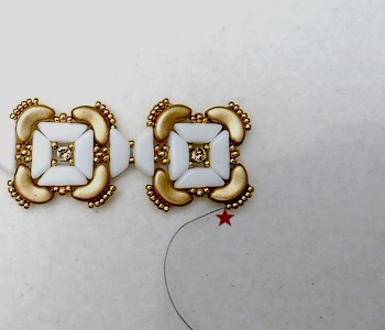 Bracelet avec perles Tinos®, Arcos®, Pinch, toupies PureCrystal® et Strass Mesh : Etape 17