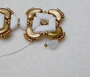 Bracelet avec perles Tinos®, Arcos®, Pinch, toupies PureCrystal® et Strass Mesh : Etape 18