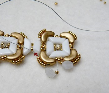 Bracelet avec perles Tinos®, Arcos®, Pinch, toupies PureCrystal® et Strass Mesh : Etape 19