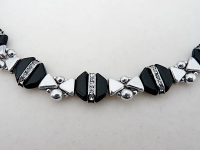 Collier avec des Tinos® et Khéops® par Puca® et des perles rondes : Etape 7