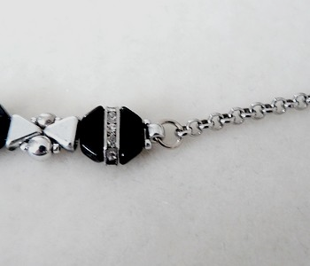 Collier avec des Tinos® et Khéops® par Puca® et des perles rondes : Etape 8