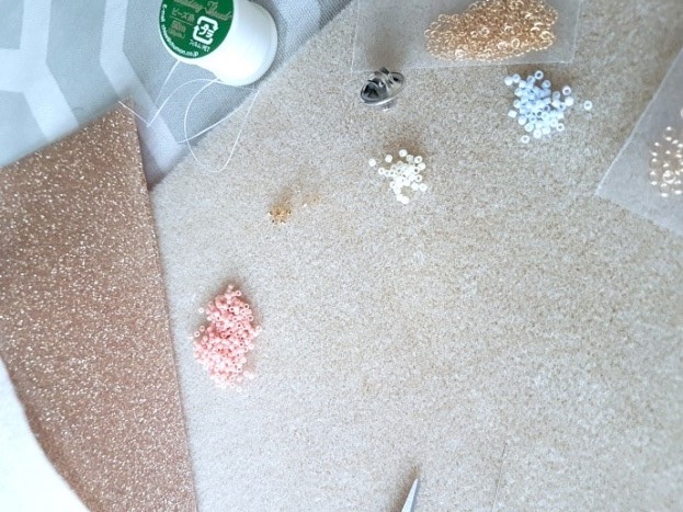 Broche ballon en tissage brick stitch et thermocollant pailleté : Etape 1