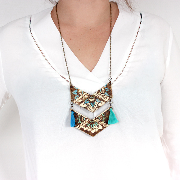 Comment créer des bijoux en bois en utilisant un pyrograveur ?